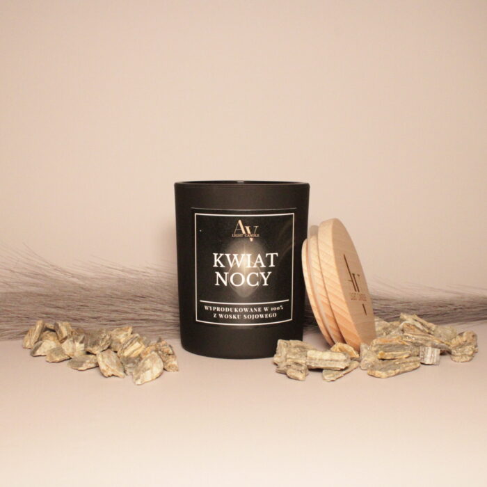 Świeca sojowa Kwiat Nocy — ręcznie robiona świeca o zmysłowym, kwiatowym aromacie w eleganckim słoiku.
