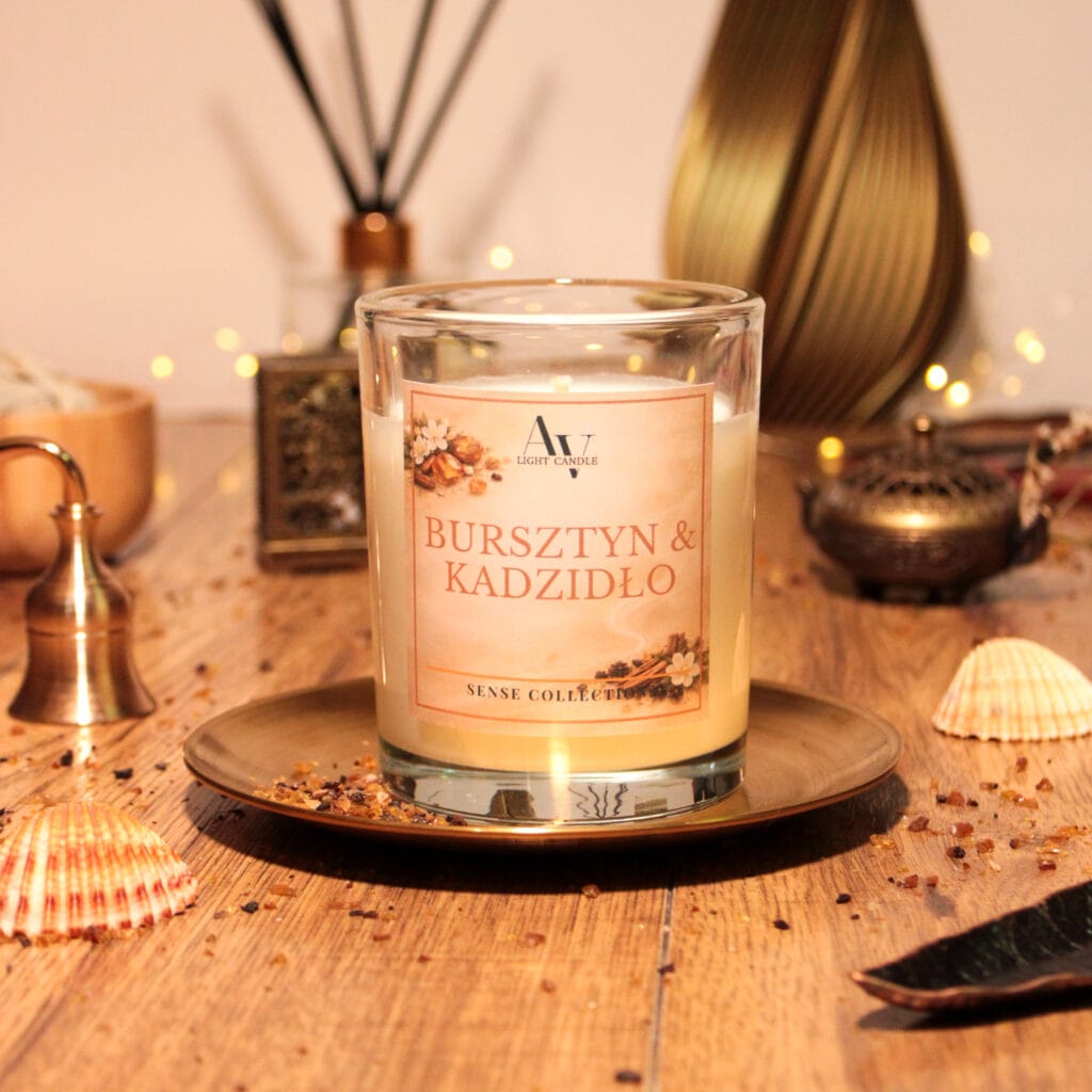Świeca sojowa Bursztyn i Kadzidło 200 ml AV Light Candle SENSE – transparentne szkło, złota taca, ciepła aranżacja