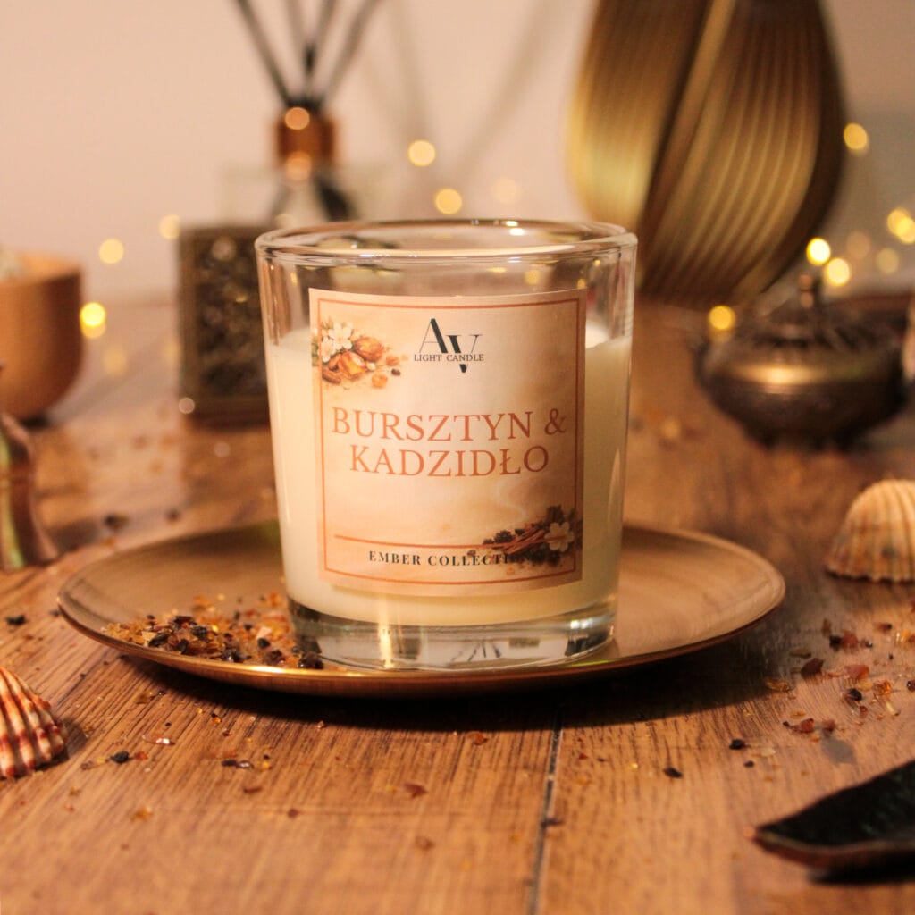 Świeca sojowa Bursztyn i Kadzidło AV Light Candle w przezroczystym szkle na złotej podstawce – ciepła aranżacja z żywicą i kadzidłem