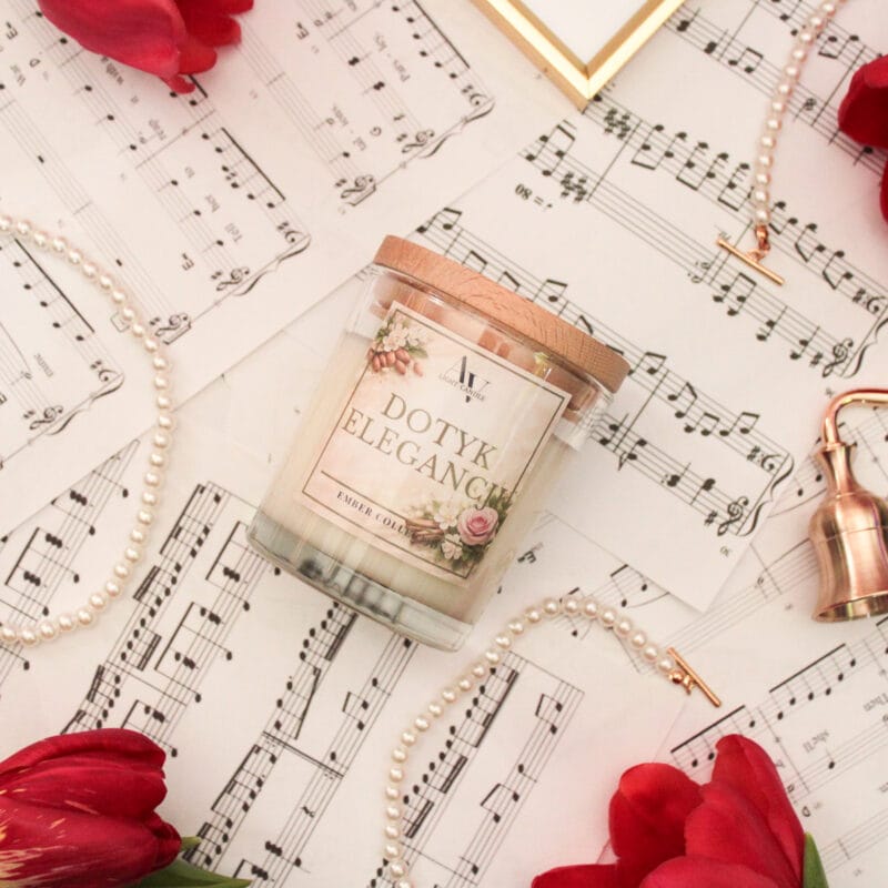 Świeca sojowa Dotyk Elegancji 130 ml AV Light Candle – jasne szkło na tle nut i pereł