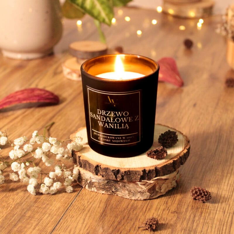 Świeca sojowa Drzewo Sandałowe z Wanilią 130 ml AV Light Candle EMBER – czarne matowe szkło, płomień, drewniana podkładka