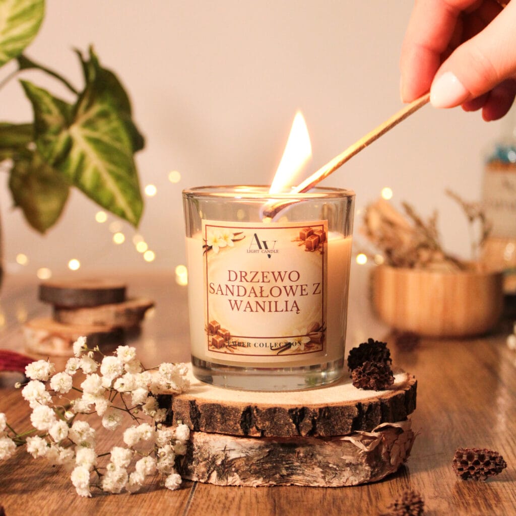 Świeca sojowa Drzewo Sandałowe z Wanilią 130 ml AV Light Candle – jasne szkło, moment zapalania, drewniana podkładka