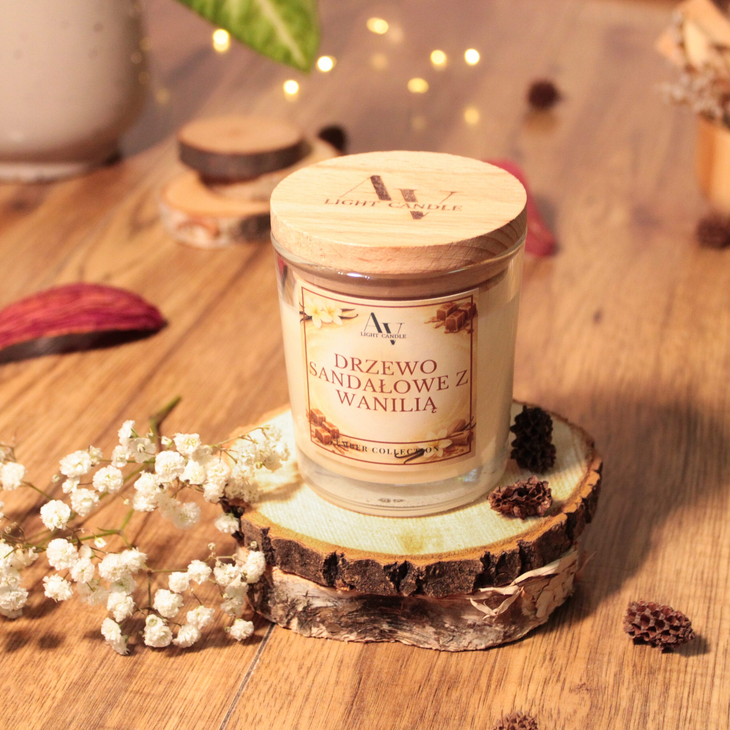 Świeca zapachowa Drzewo Sandałowe z Wanilią 130 ml w jasnym szkle z drewnianym wieczkiem AV Light Candle