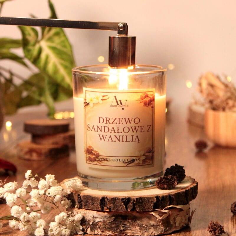Świeca sojowa Drzewo Sandałowe z Wanilią 200 ml AV Light Candle – jasne szkło, zapalona, elegancka aranżacja
