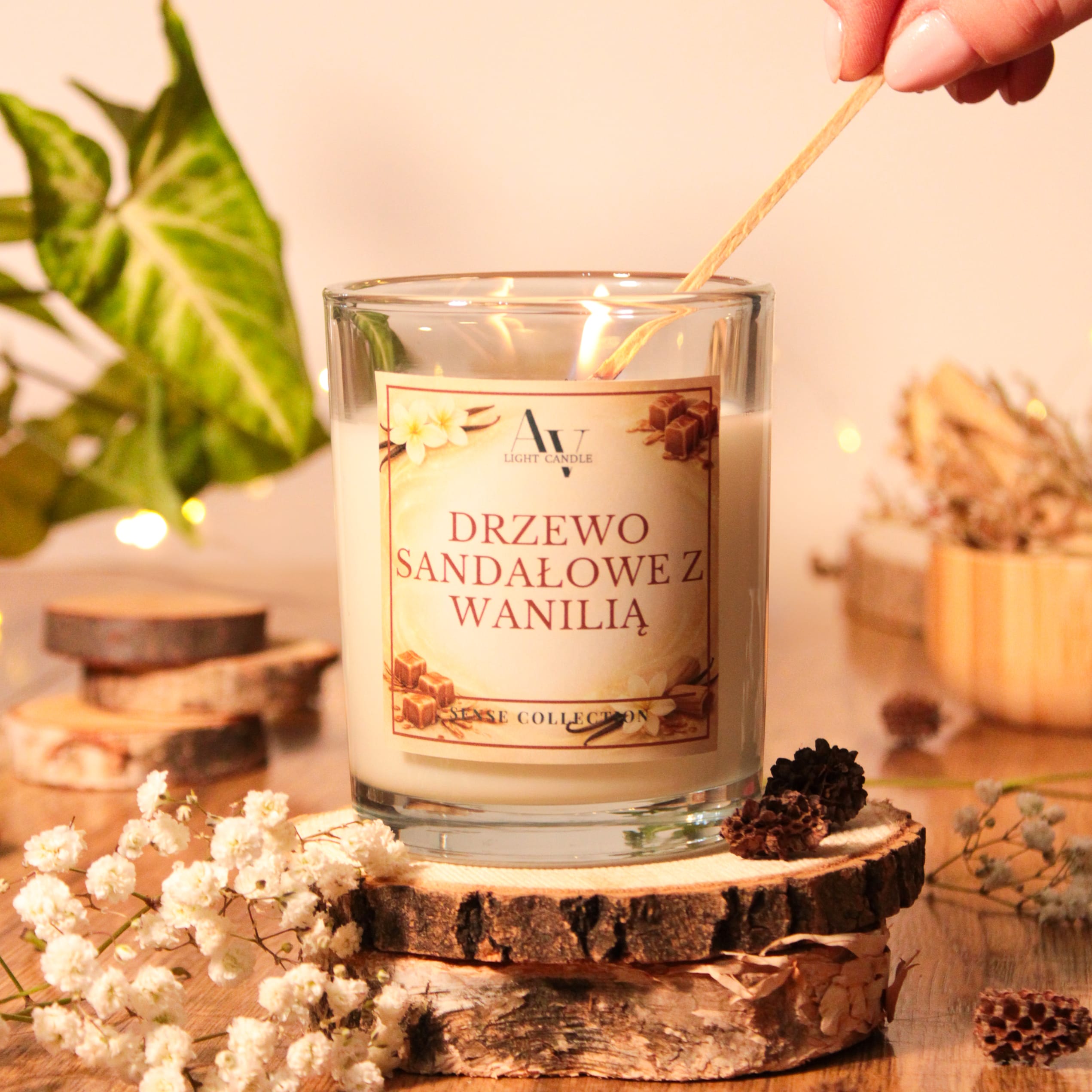 Drzewo Sandałowe z Wanilią 200 ml – świeca zapachowa w jasnym szkle AV Light Candle, moment odpalania