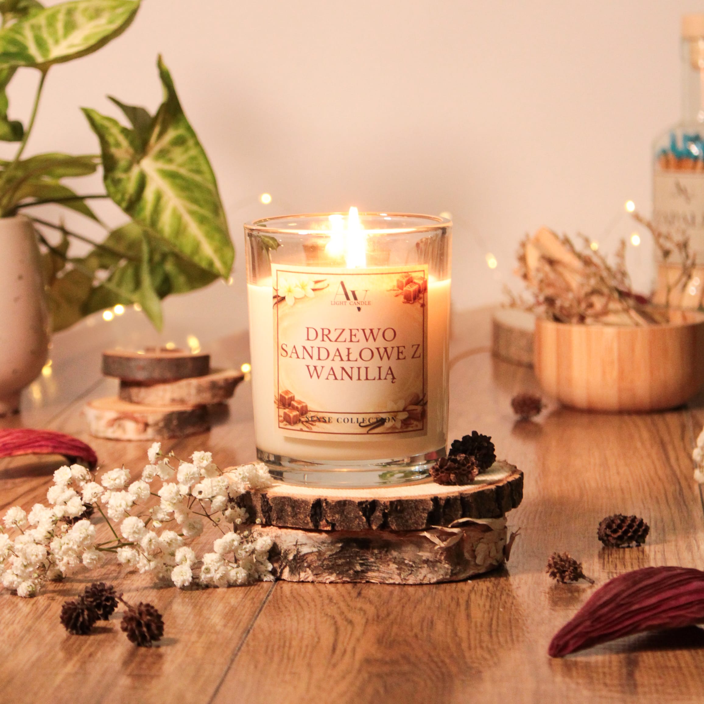Świeca zapachowa 200 ml Drzewo Sandałowe z Wanilią – transparentne szkło, płomień, naturalna aranżacja