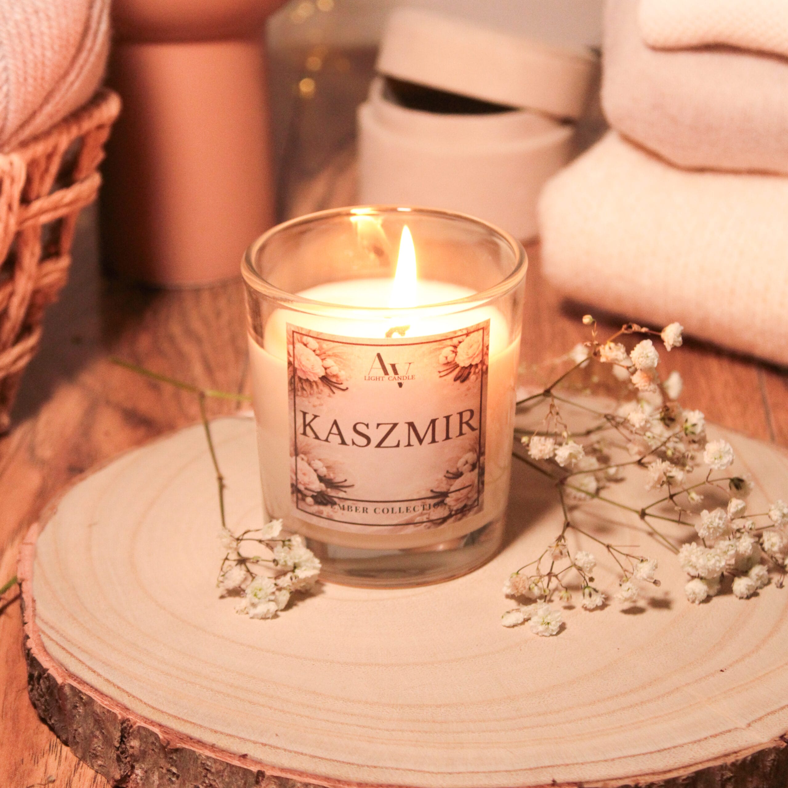 Świeca Kaszmir 130 ml – jasne szkło, zapalony płomień, przytulna aranżacja wnętrza
