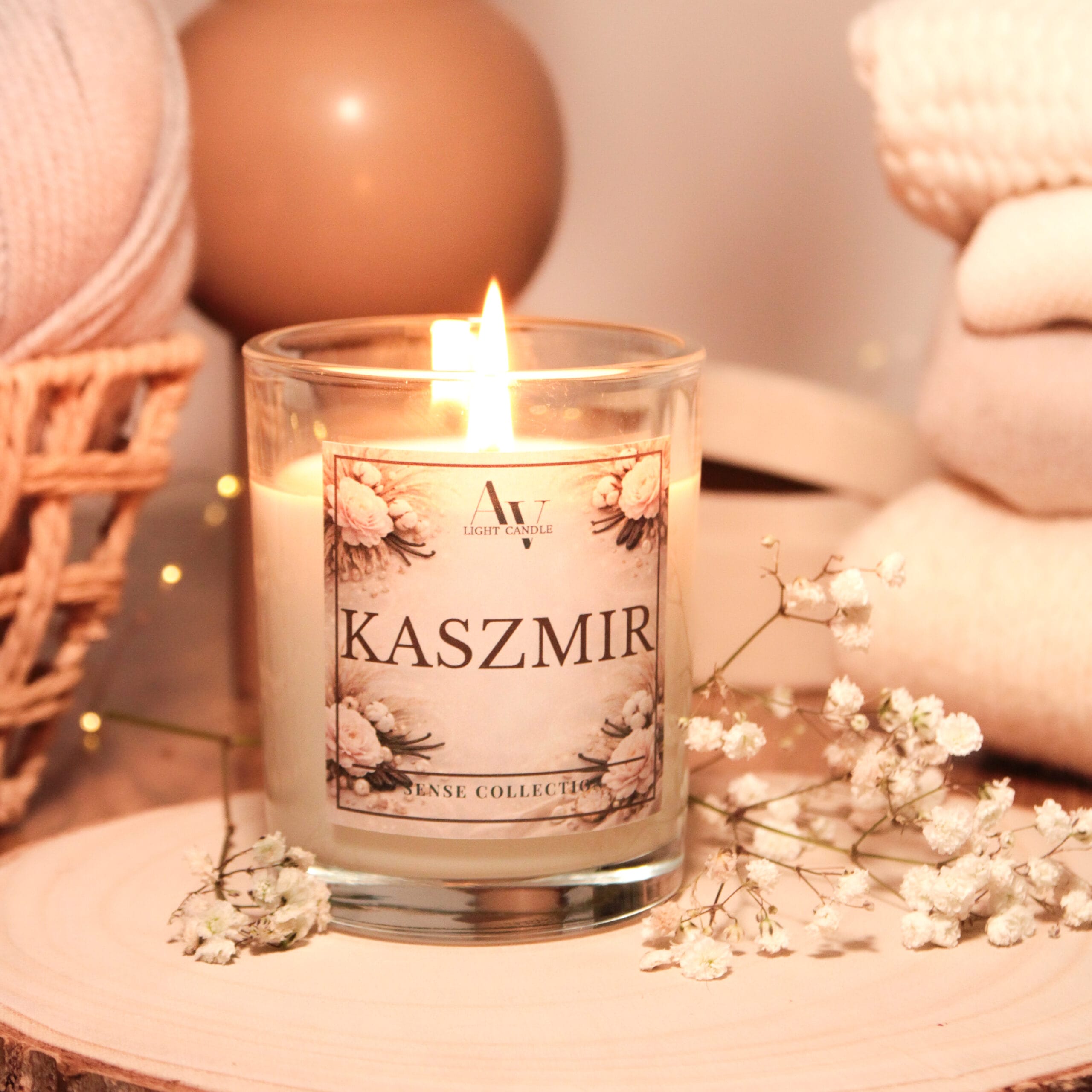 Kaszmir 200 ml – świeca zapachowa AV Light Candle w jasnym szkle, przytulna aranżacja