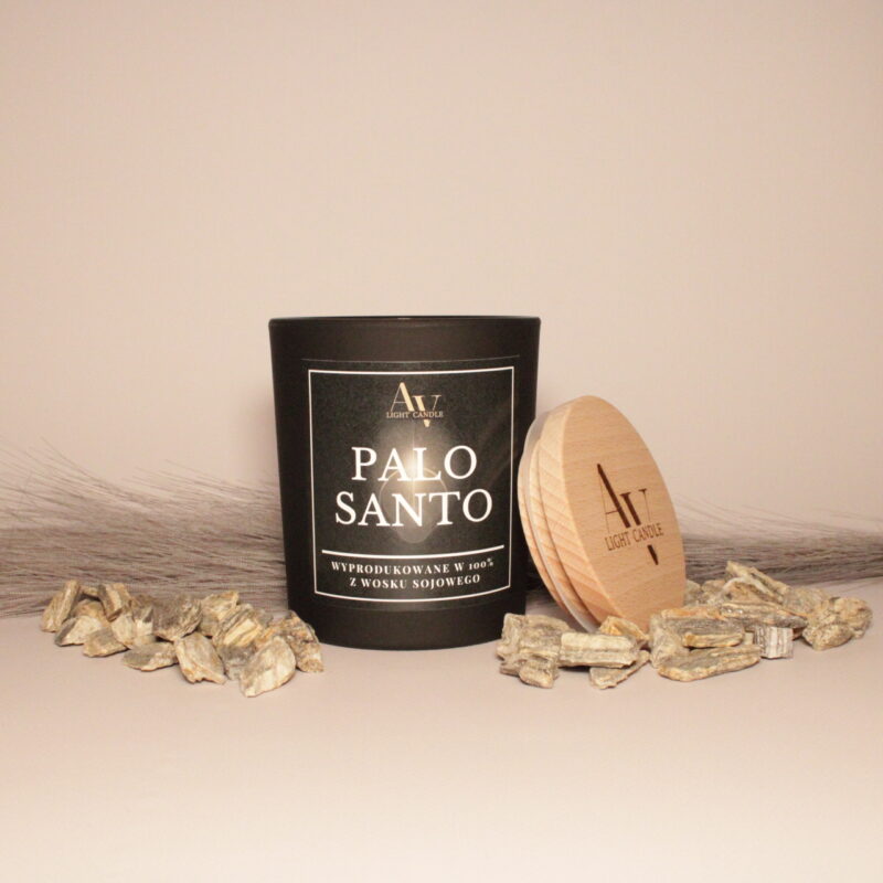 Świeca sojowa Palo Santo z nutami paczuli, heliotropu i labdanum — elegancka kompozycja zapachowa w matowym słoiku, ręcznie robiona w Polsce.