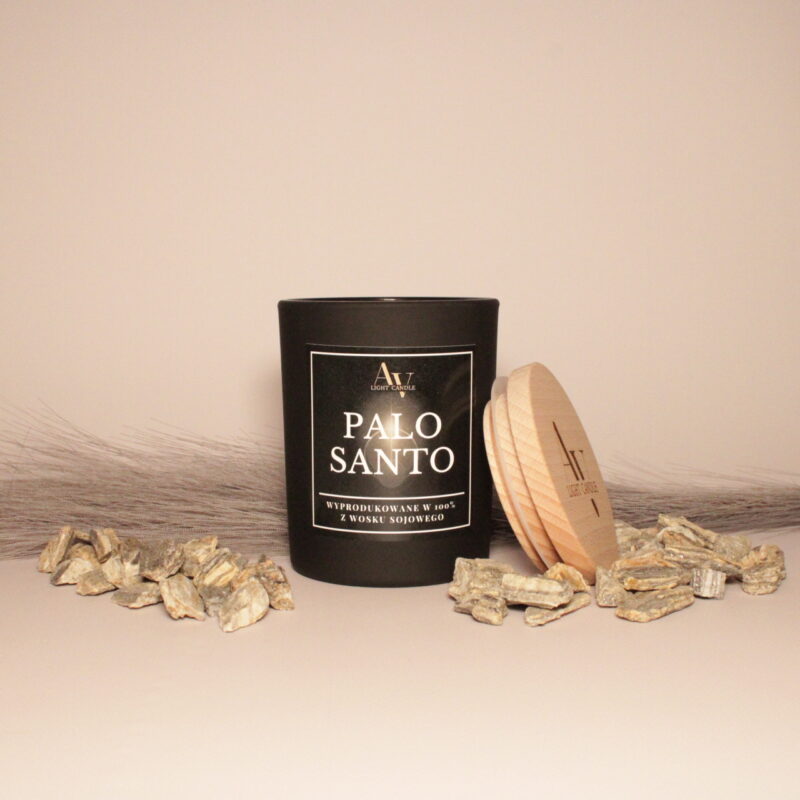Świeca sojowa Palo Santo z nutami paczuli, heliotropu i labdanum — elegancka kompozycja zapachowa w matowym słoiku, ręcznie robiona w Polsce.