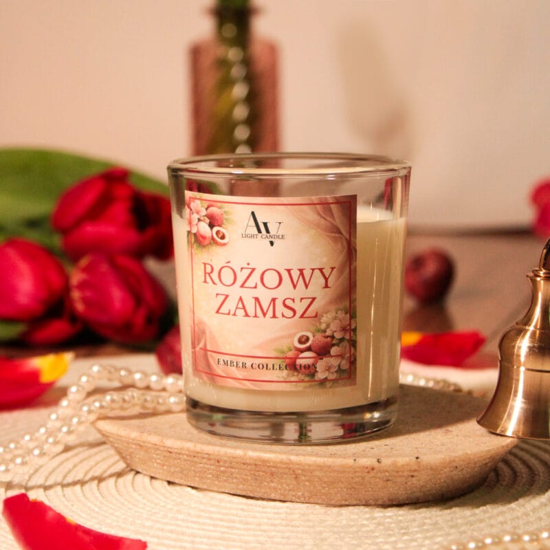 Świeca sojowa Różowy Zamsz 130 ml AV Light Candle – jasne szkło, kompozycja z różami i perłamiŚwieca sojowa Różowy Zamsz 130 ml AV Light Candle – jasne szkło, kompozycja z różami i perłami