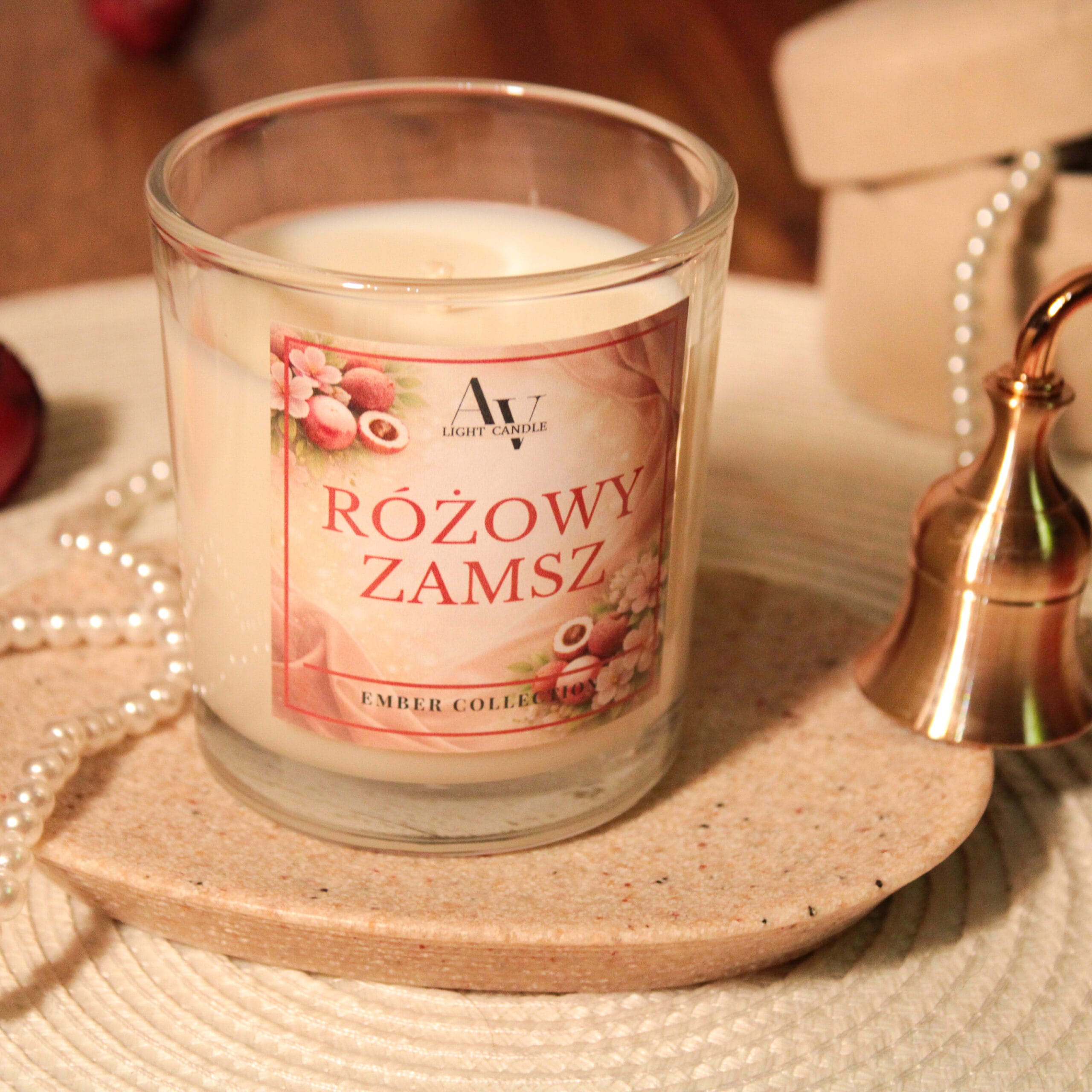 Różowy Zamsz 130 ml AV Light Candle – jasne szkło, detal etykiety
