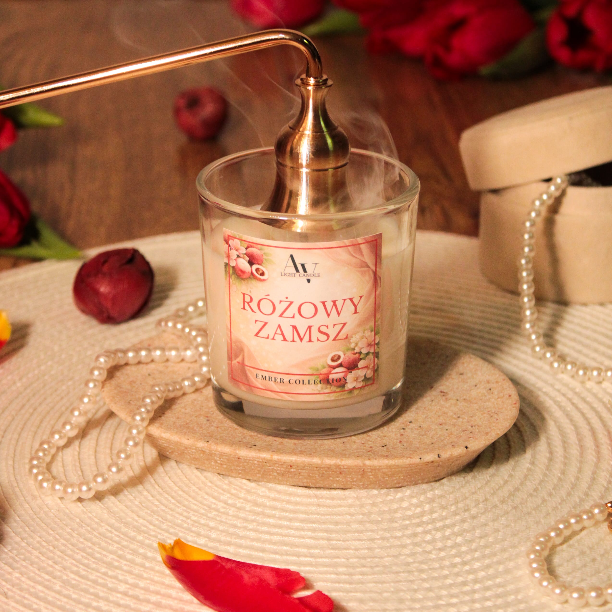 Różowy Zamsz 130 ml – świeca sojowa AV Light Candle gaszona gasidełkiem, jasne szkło
