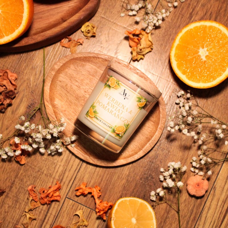 Świeca sojowa Werbena & Kwiat Pomarańczy 130 ml AV Light Candle – jasne szkło, aranżacja z pomarańczami