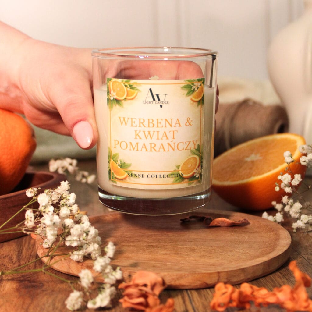 Świeca sojowa Werbena & Kwiat Pomarańczy 200 ml AV Light Candle – jasne szkło, ujęcie w dłoni