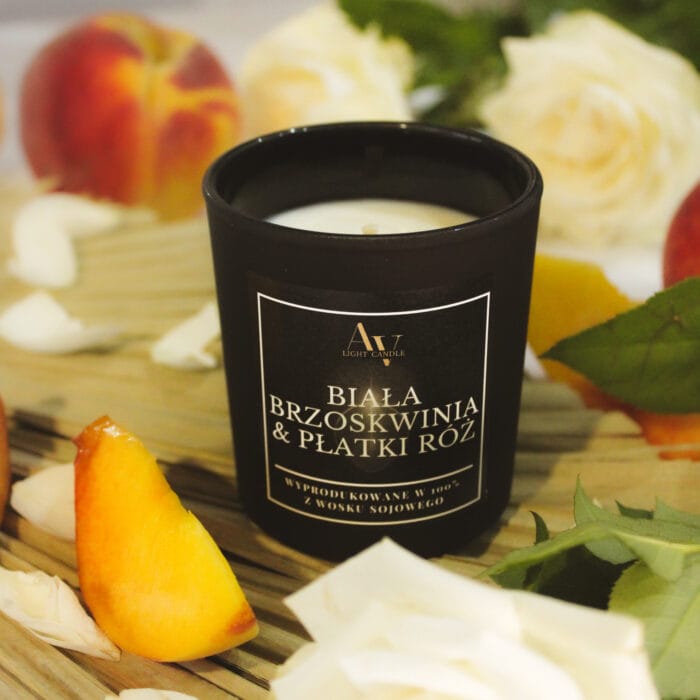 Zbliżenie na świecę AV Light Candle Biała Brzoskwinia & Płatki Róż wśród kwiatów i owoców, kolekcja Ember 130 ml
