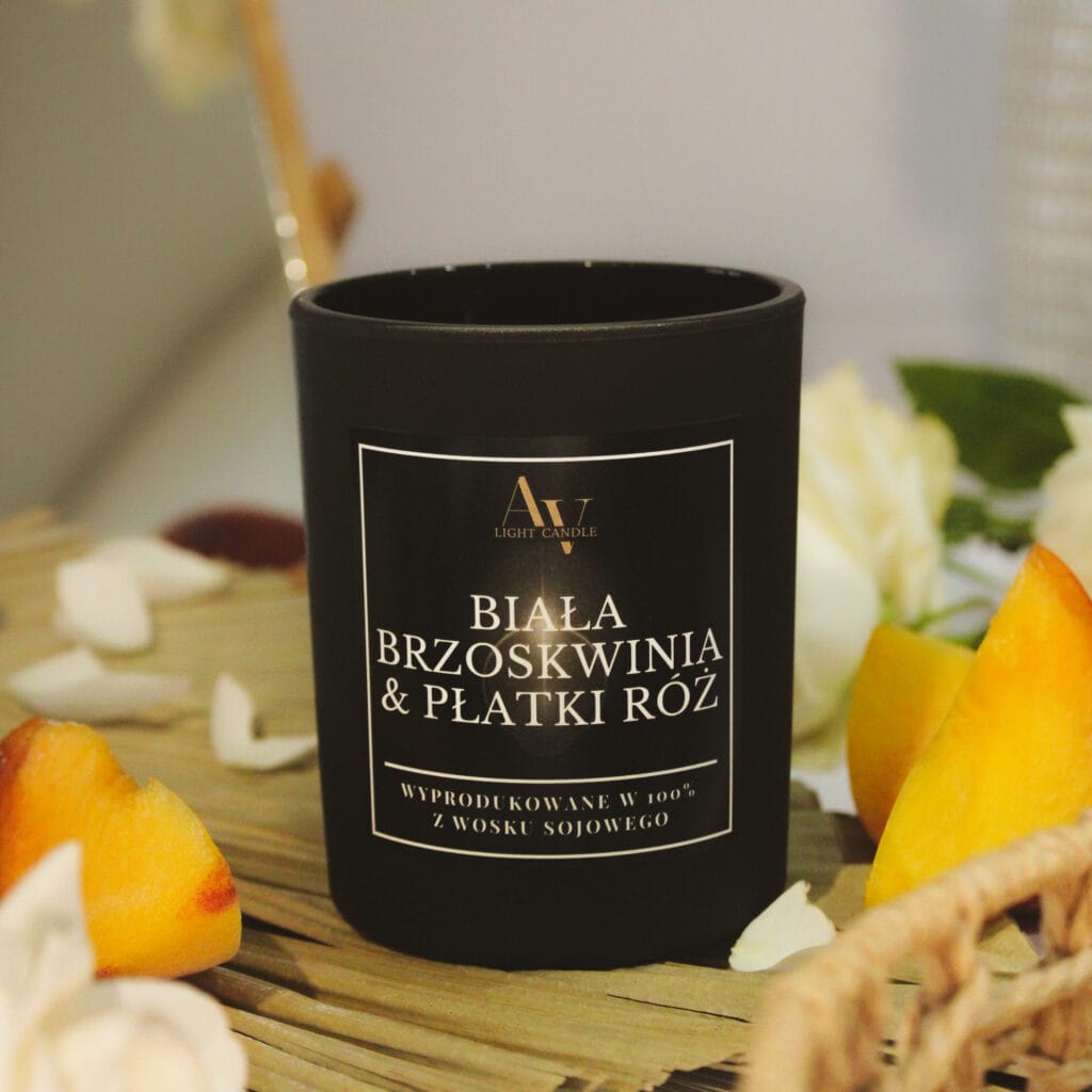 Świeca sojowa Biała Brzoskwinia & Płatki Róż z kolekcji Sense na tle białych róż i świeżych brzoskwiń