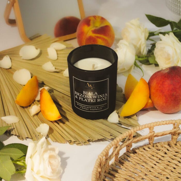 Czarna świeca AV Light Candle w letniej aranżacji z brzoskwiniami
