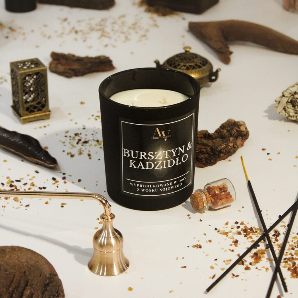 Świeca sojowa AV Light Candle Bursztyn & Kadzidło Lumor – elegancki kadr z dwoma knotami i żywicą bursztynową