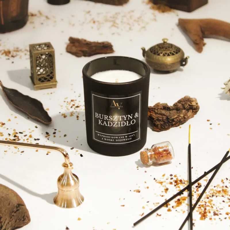 Produkt AV Light Candle – świeca Bursztyn i Kadzidło (kolekcja Sense), otoczona ozdobami orientalnymi