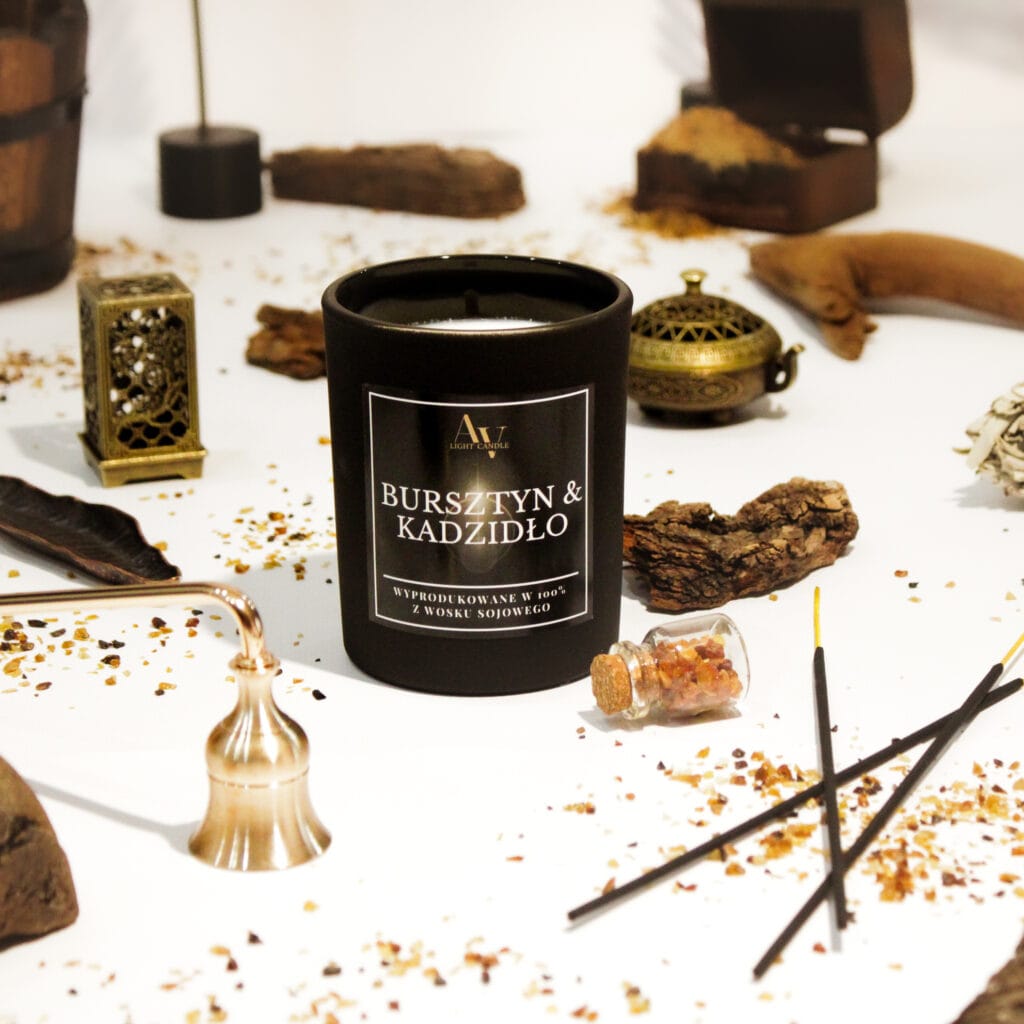 Świeca sojowa AV Light Candle – Bursztyn i Kadzidło z kolekcji Sense, z detalami przypraw i drewna w tle