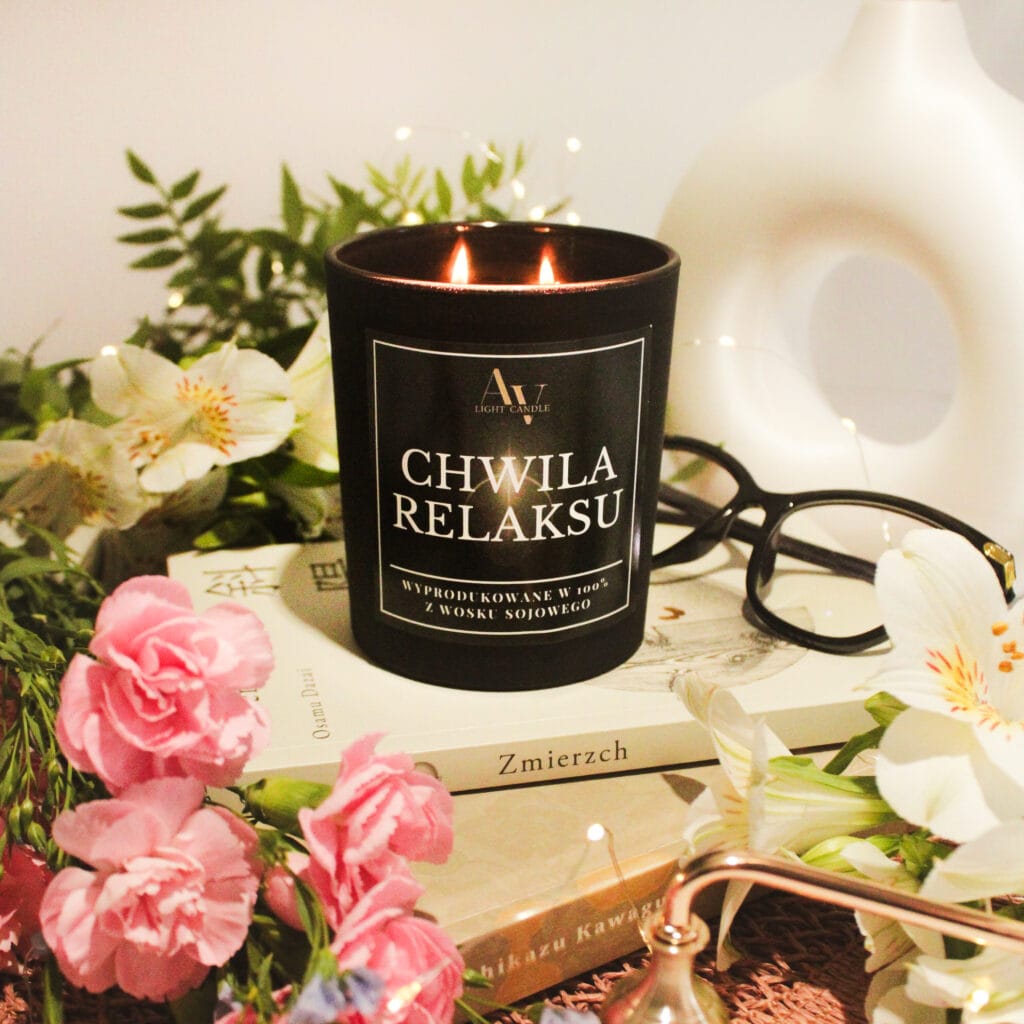 Świeca zapachowa AV Light Candle Chwila Relaksu Lumor 280 ml z dwoma knotami – kompozycja z kwiatami i książkami