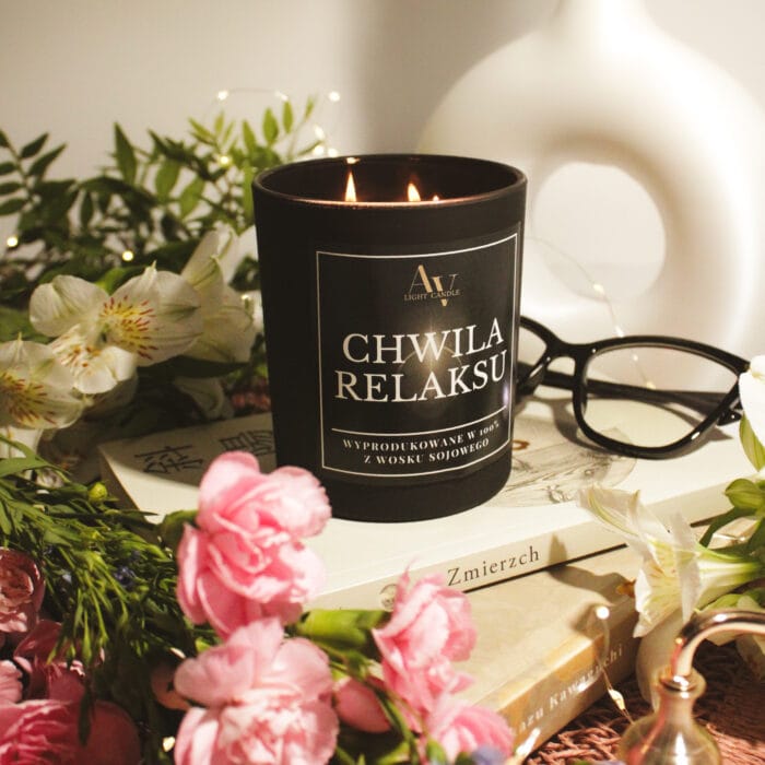 Paląca się świeca AV Light Candle Chwila Relaksu Lumor 280 ml z dwoma knotami – wieczorna atmosfera z kwiatami i książkami