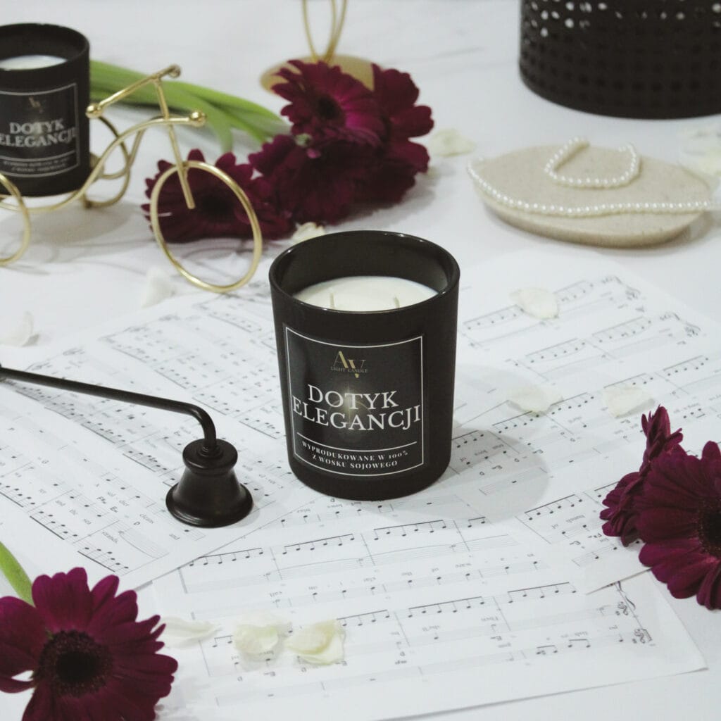 Świeca sojowa Dotyk Elegancji z dwoma knotami – kolekcja Lumor na tle nut zapachowych i ciemnych kwiatów