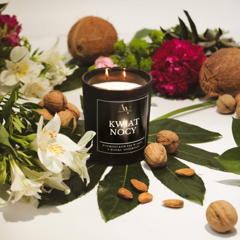 Zbliżenie płonącej świecy Kwiat Nocy AV Light Candle Lumor