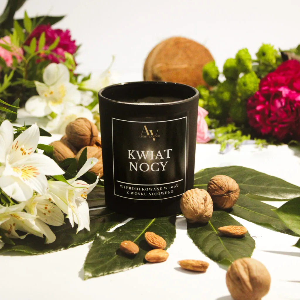 Świeca sojowa Kwiat Nocy AV Light Candle Lumor 280 ml w otoczeniu kwiatów i orzechów