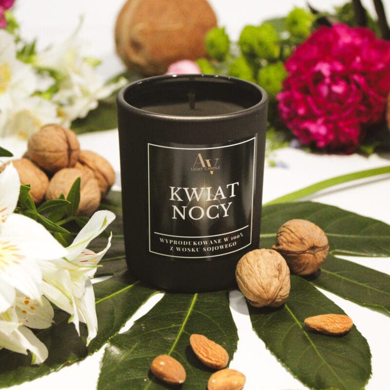 Świeca AV Light Candle Kwiat Nocy zapalana zapalarką, wśród orzechów, kwiatów i liści figowca
