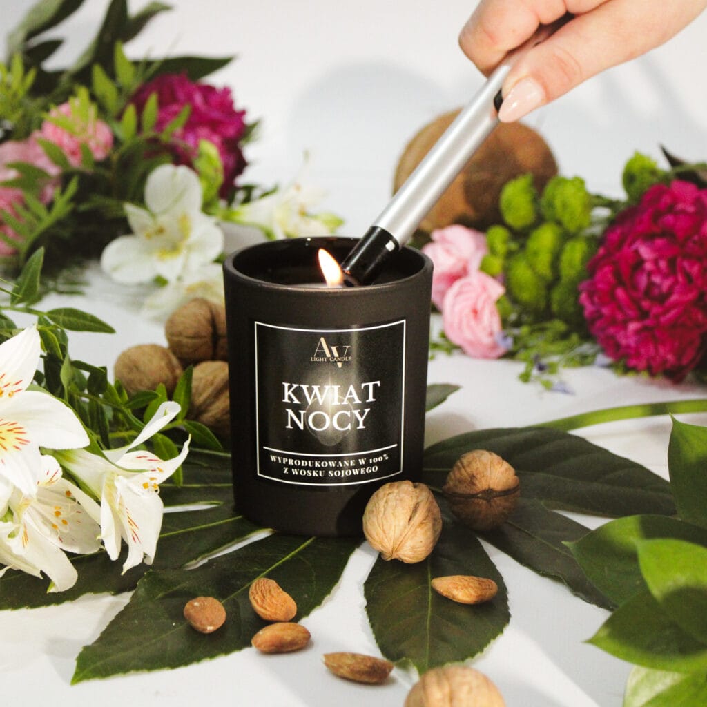 Czarna świeca sojowa AV Light Candle Kwiat Nocy w otoczeniu białych lilii, orzechów włoskich i migdałów