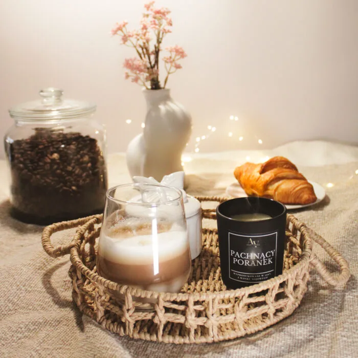 Świeca AV Light Candle Pachnący Poranek 130 ml płonąca obok kawy i kwiatów