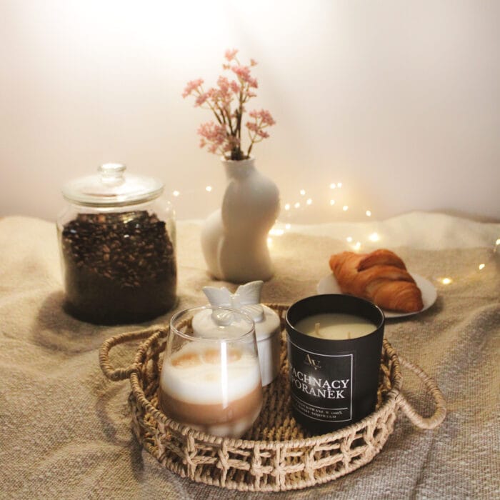 Niezapalona świeca Pachnący Poranek AV Light Candle na tacy śniadaniowej z kawą i croissantem – kolekcja Lumor