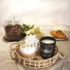Świeca sojowa Pachnący Poranek AV Light Candle w czarnym szkle, ustawiona na wiklinowej tacy z kawą i croissantem – kolekcja Lumor 280 ml