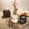 Świeca Pachnący Poranek AV Light Candle na lnianym tle z kawą, rogalikiem i słoikiem kawy – kolekcja Lumor