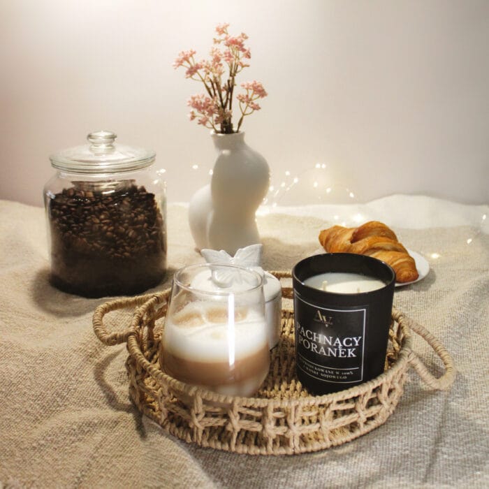 Stylizowana scena śniadaniowa ze świecą Pachnący Poranek AV Light Candle – kolekcja Lumor