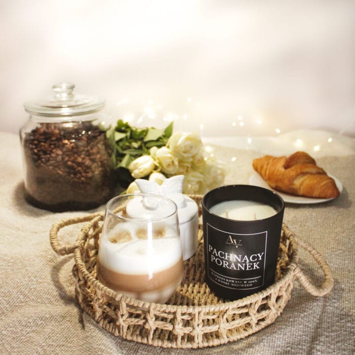 Świeca sojowa Pachnący Poranek AV Light Candle w czarnym szkle, ustawiona na wiklinowej tacy z kawą i croissantem – kolekcja Lumor 280 ml