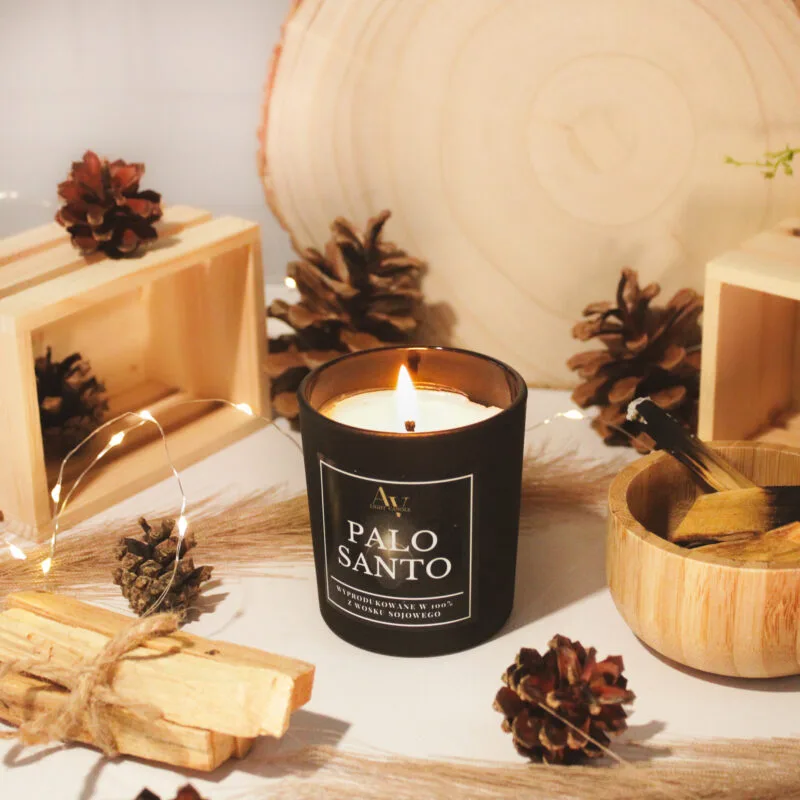Zbliżenie na etykietę świecy Palo Santo AV Light Candle – elegancki detal i wyraźne liternictwo