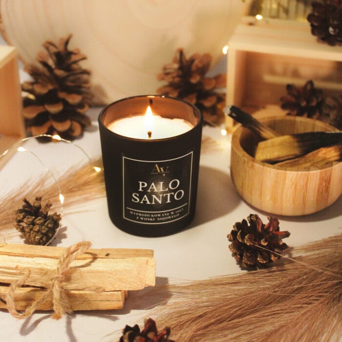 Świeca Palo Santo AV Light Candle – boczne ujęcie produktu w drewnianej aranżacji