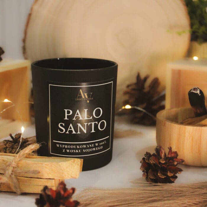 Świeca Palo Santo Lumor 280 ml w aranżacji z kadzidłem i dekoracjami leśnymi