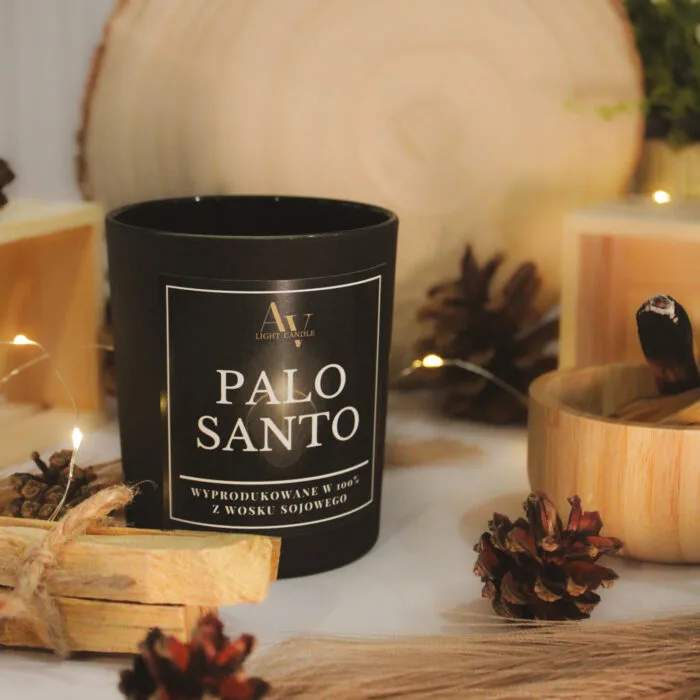 Świeca Palo Santo Lumor 280 ml w aranżacji z kadzidłem i dekoracjami leśnymi