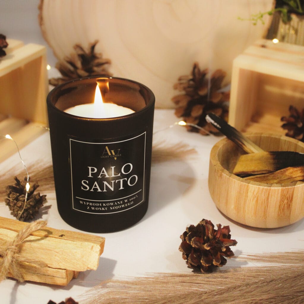 Świeca sojowa Palo Santo z kolekcji SENSE – widok z góry, zapalona świeca w matowym szkle