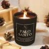Zbliżenie na świecę sojową Palo Santo z kolekcji SENSE – minimalistyczny detal