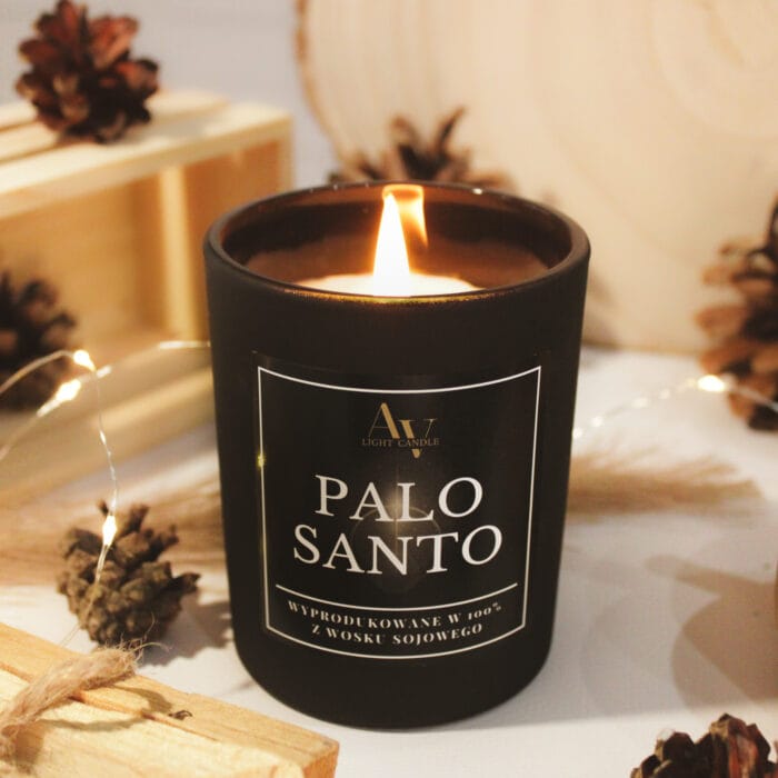 Zbliżenie na świecę sojową Palo Santo z kolekcji SENSE – minimalistyczny detal