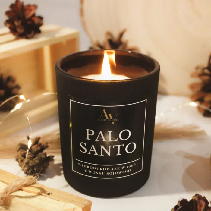 Zbliżenie na świecę sojową Palo Santo z kolekcji SENSE – minimalistyczny detal