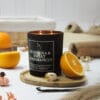 Zbliżenie na świecę Werbena i Kwiat Pomarańczy AV Light Candle Lumor – elegancki detal i naturalna sceneria.