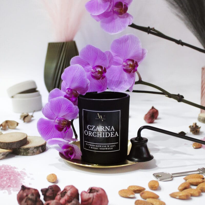 Czarna świeca AV Light Candle Czarna Orchidea w otoczeniu różowej orchidei, migdałów i suszu