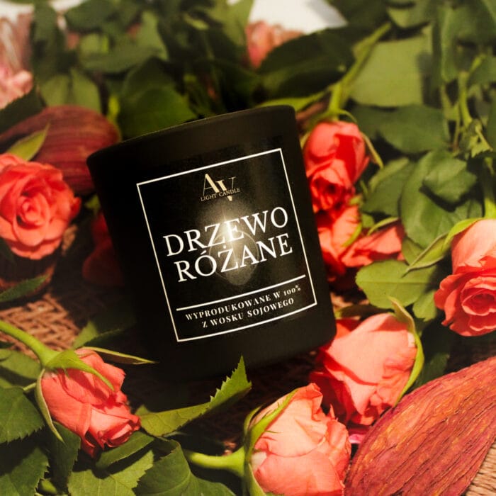 Świeca Drzewo Różane AV Light Candle wśród intensywnych róż i płatków kwiatów
