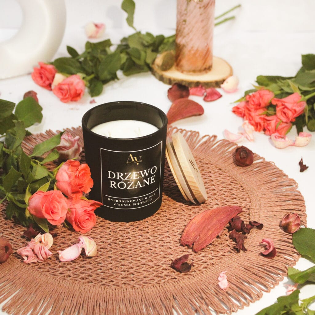 Duża świeca Drzewo Różane AV Light Candle z kolekcji Lumor w otoczeniu płatków i róż
